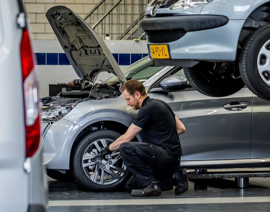Monteur aan het werk bij een auto op de brug